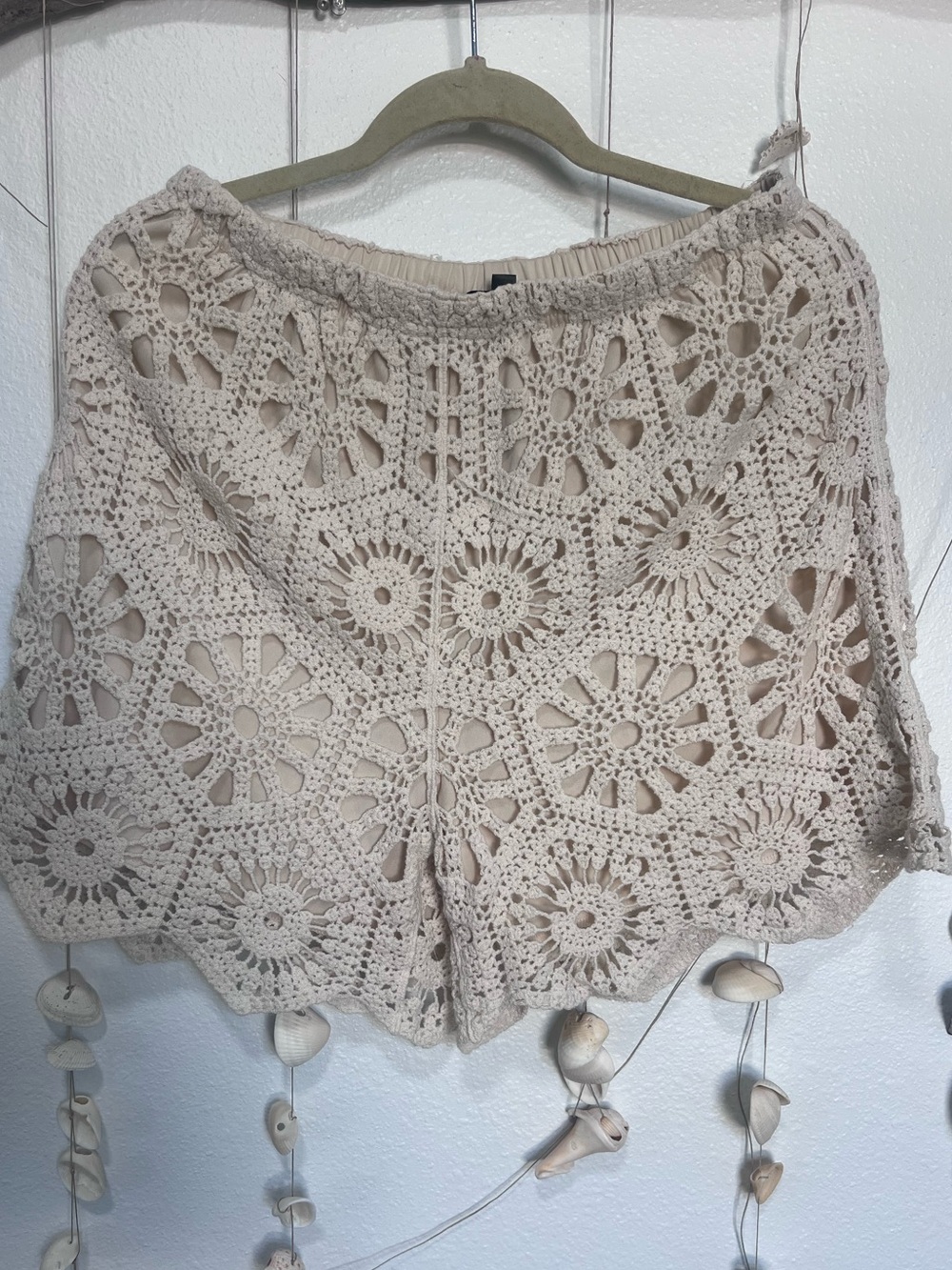 Kings Road Cream Floral Crochet Lined High Waisted Shorts Size L⁠